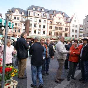 Bild1a_Geschäftiges Treiben auf dem Wochenmarkt