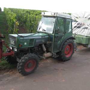 Bild2_Mit Traktor und Planwagen geht die Fahrt in die Weinberge