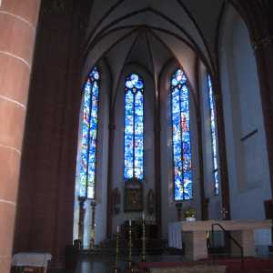 Bild1b_Chagall-Fenster in der Kirche St